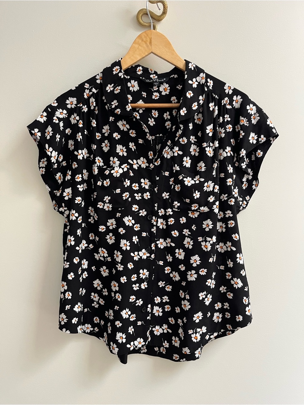 Velvet Heart Short Sleeve Button Down Camp Style Shirt Black White Daisy Print L